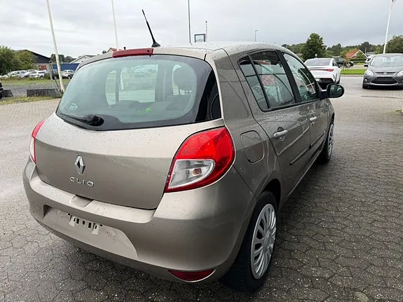 Renault Clio Iii 2010 photo 4