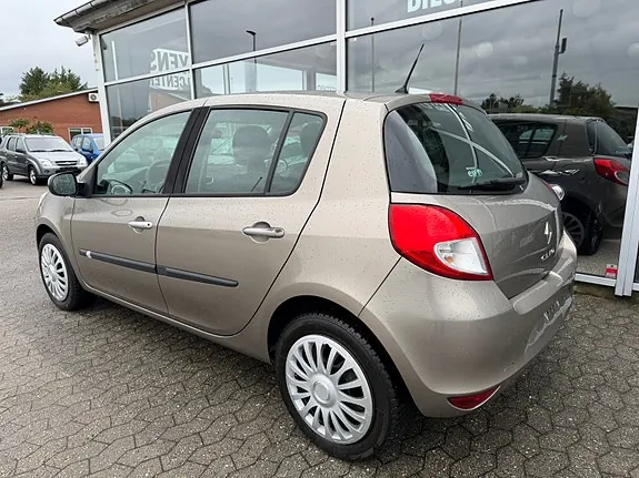 Renault Clio Iii 2010 photo 2
