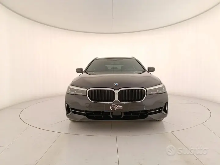 BMW 520D Touring 2024 photo 2