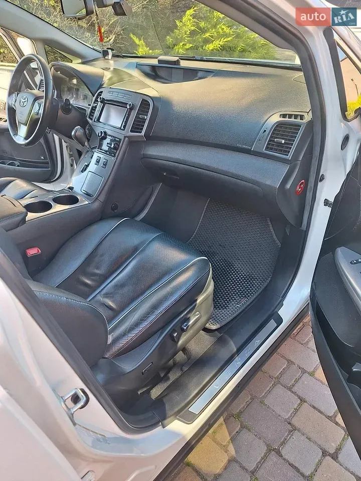 Toyota Venza 2014 photo 2
