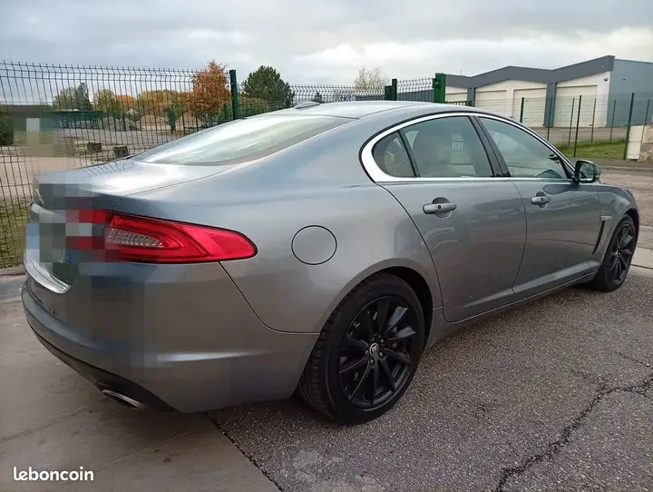 Jaguar Xf 2011 photo 2