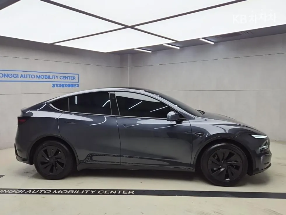 Tesla Model Y 2025 photo 2