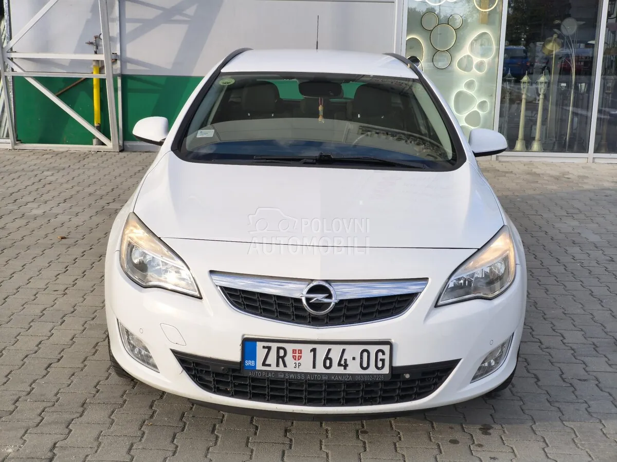 Opel Astra J 2010 photo 2