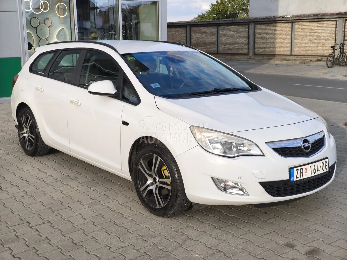 Opel Astra J 2010 photo 3
