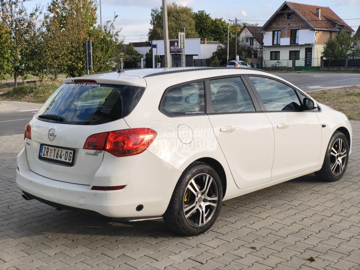 Opel Astra J 2010 photo 5