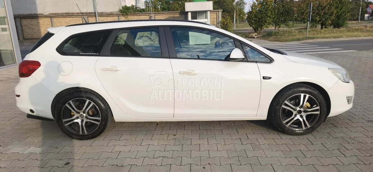 Opel Astra J 2010 photo 4