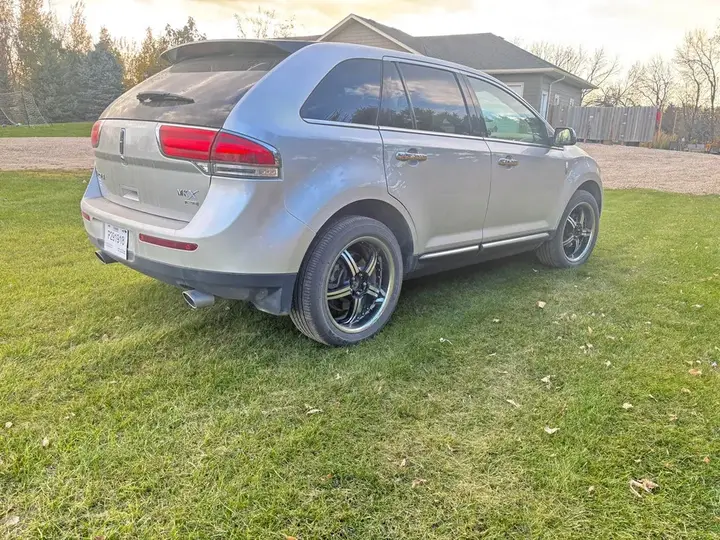 Lincoln Mkx 2011 photo 2