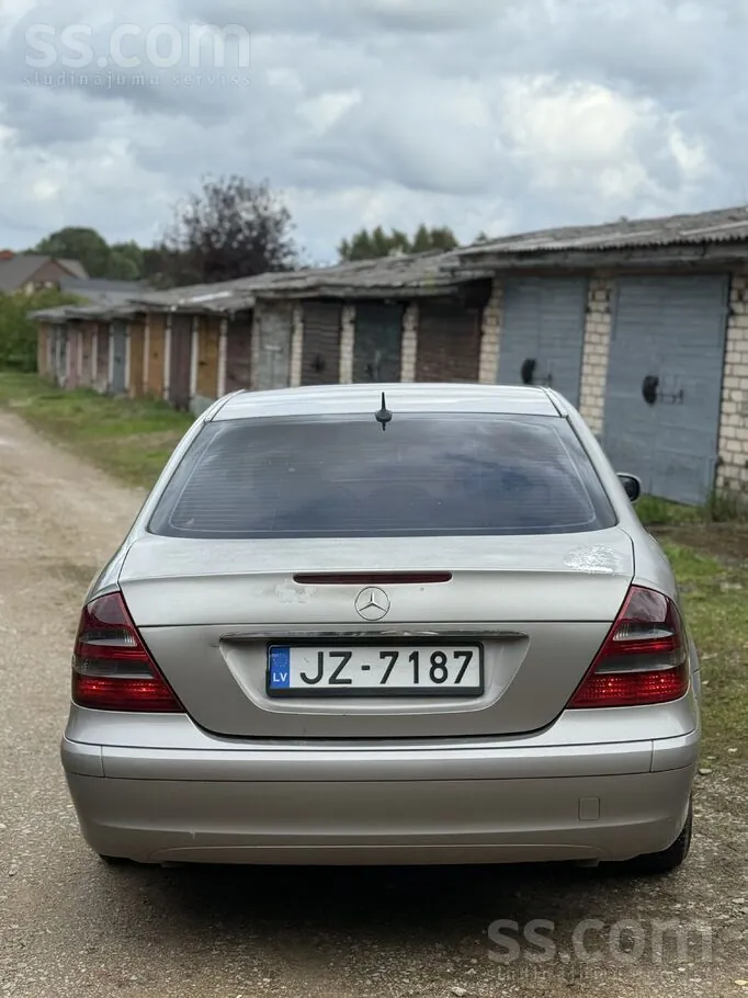 Mercedes-Benz E270 2002 photo 3