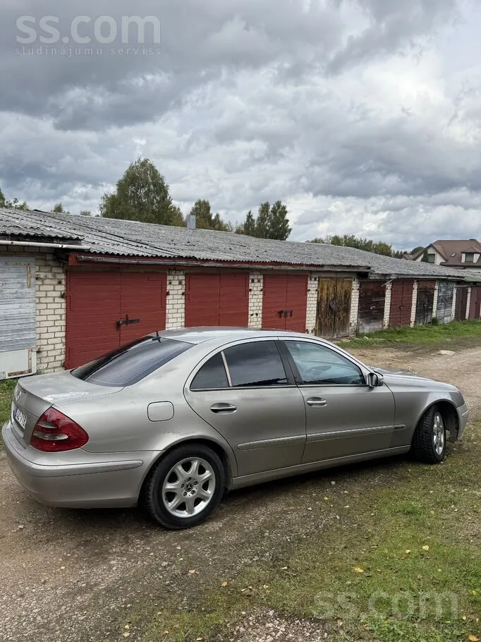 Mercedes-Benz E270 2002 photo 2