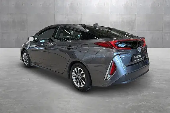 Toyota Prius Plug-In Hybrid 2017 photo 3