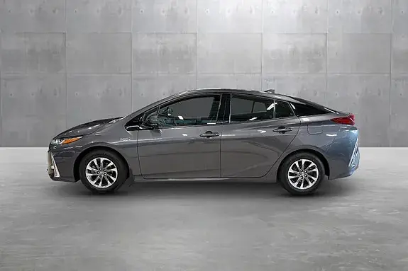 Toyota Prius Plug-In Hybrid 2017 photo 2