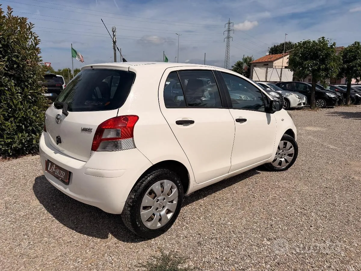 Toyota Yaris 2010 photo 4