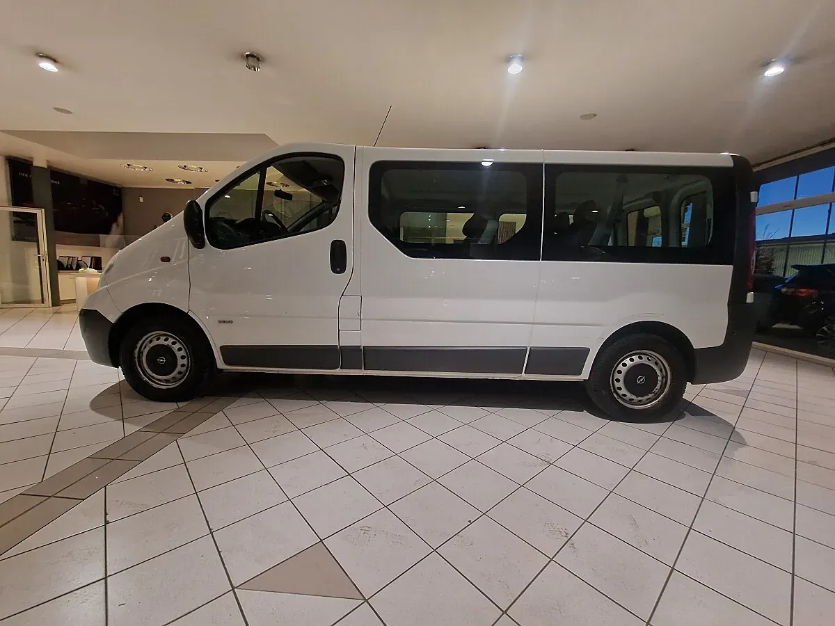 Opel Vivaro 2013 photo 2
