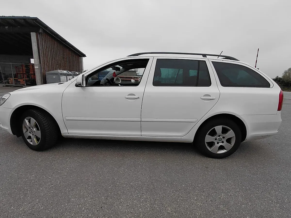 Skoda Octavia 2012 photo 2