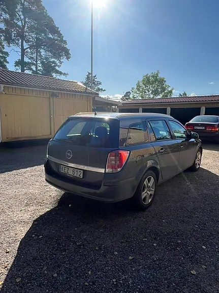 Opel Astra 2010 photo 2