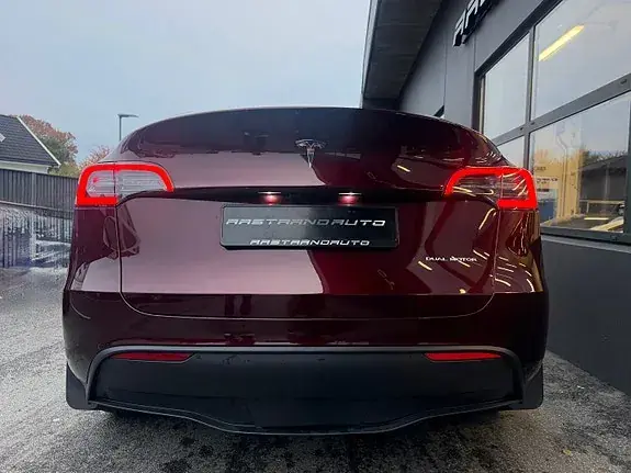 Tesla Model Y 2025 photo 4