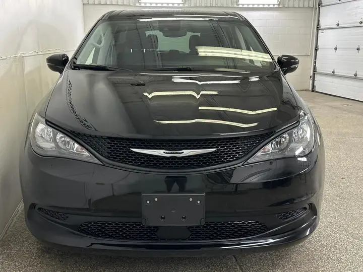 Chrysler Grand Caravan 2024 photo 2