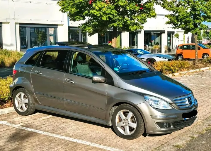 Mercedes-Benz B 180