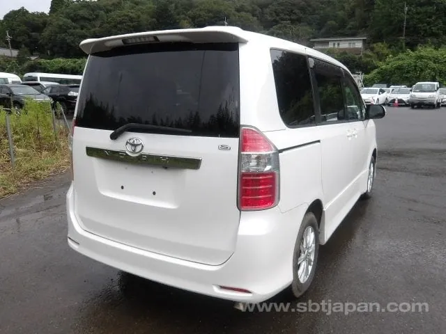 Toyota Noah S 2007 photo 4