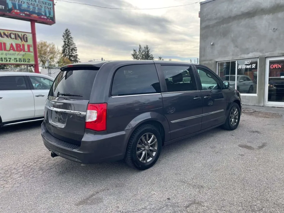 Chrysler Town & Country 2015 photo 2