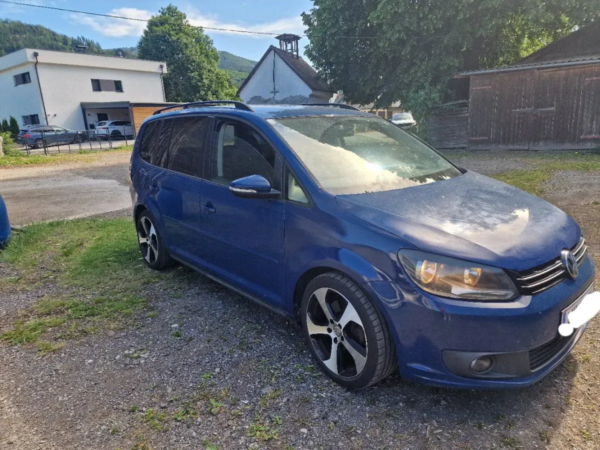 Volkswagen Touran 2012 photo 2