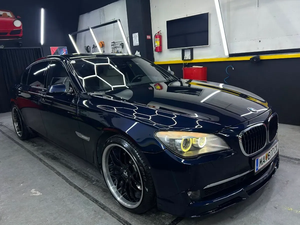 BMW 7 Series 2009 photo 2