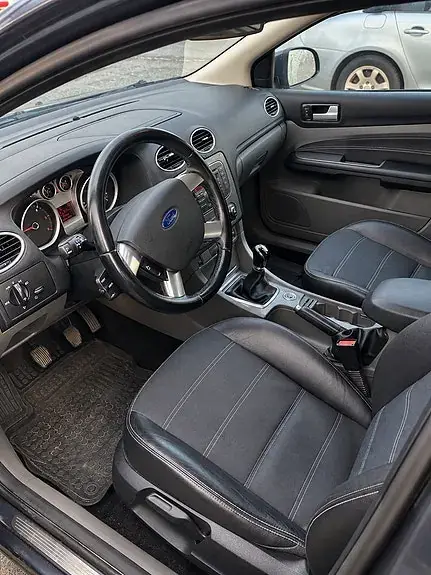 Ford Focus 2010 photo 2