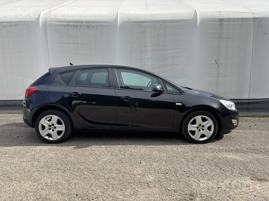 Opel Astra 2011 photo 2