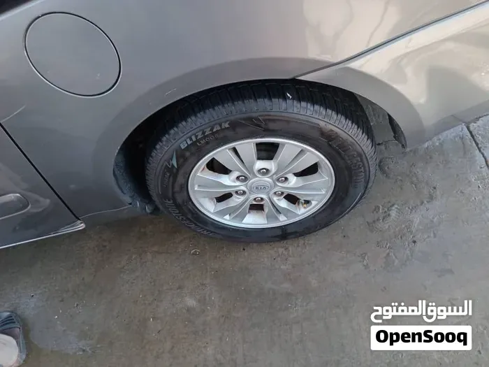 Kia Sedona 2011 photo 4