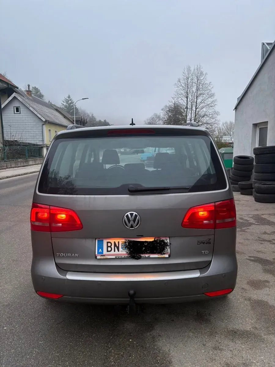 Volkswagen Touran 2011 photo 2