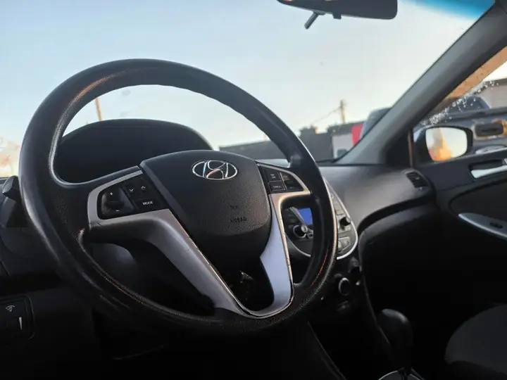 Hyundai Accent 2012 photo 3