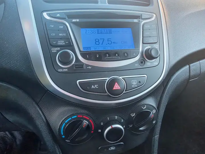 Hyundai Accent 2012 photo 4