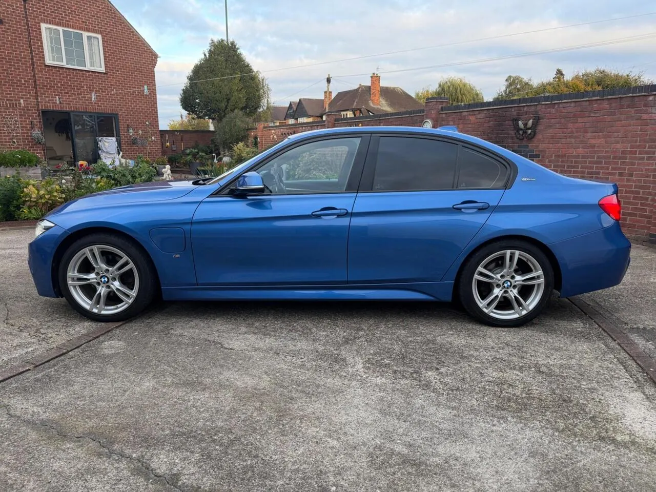 BMW 3 Series 2018 photo 3