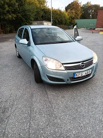 Opel Astra 2010 photo 2