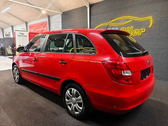 Skoda Fabia 2012 photo 3