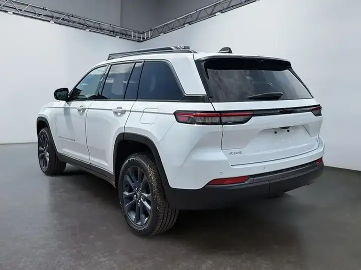 Jeep Grand Cherokee 2026 photo 5