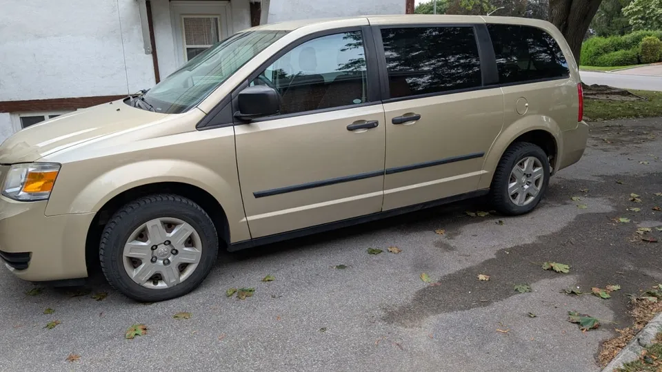 Dodge Grand Caravan 2010 photo 3