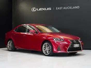 Lexus Is 300H 2019 photo 2