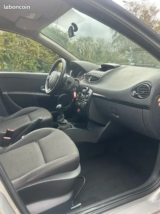 Renault Clio 2010 photo 3