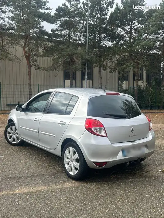 Renault Clio 2010 photo 2