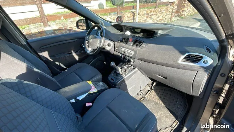 Renault Grand Scenic 2011 photo 2