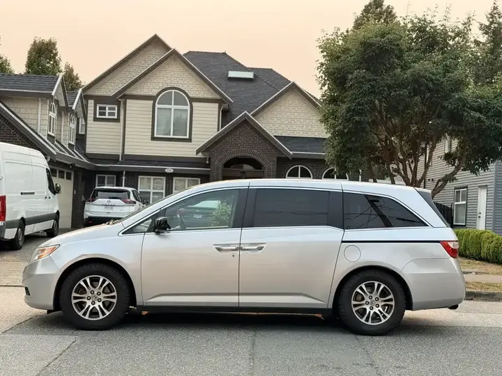 Honda Odyssey 2013 photo 2