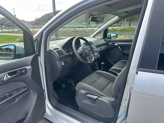 Volkswagen Touran 2011 photo 5