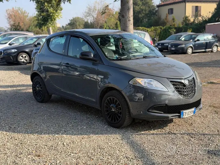 Lancia Ypsilon 2015 photo 2