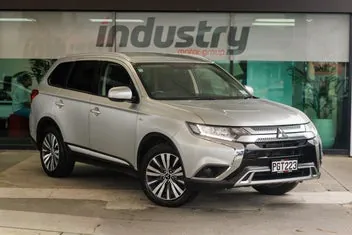 Mitsubishi Outlander 2022 photo 2