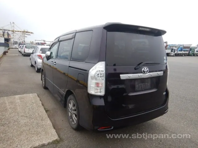 Toyota Voxy 2011 photo 3