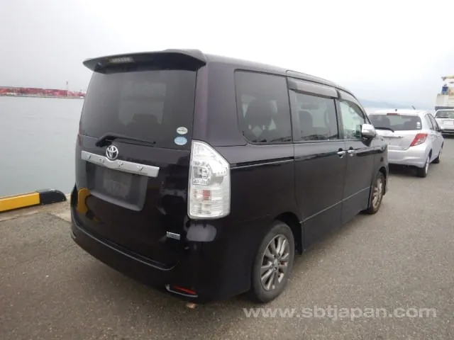 Toyota Voxy 2011 photo 4
