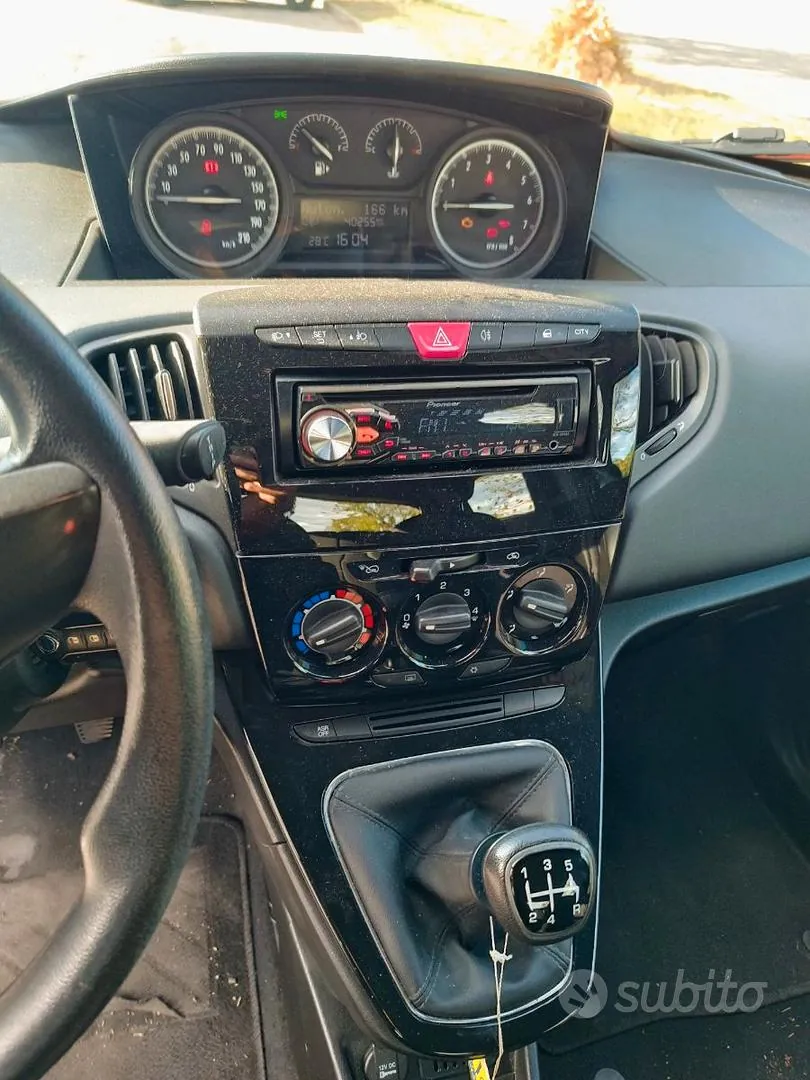 Lancia Ypsilon 2017 photo 2