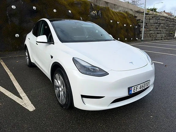 Tesla Model Y 2023 photo 2