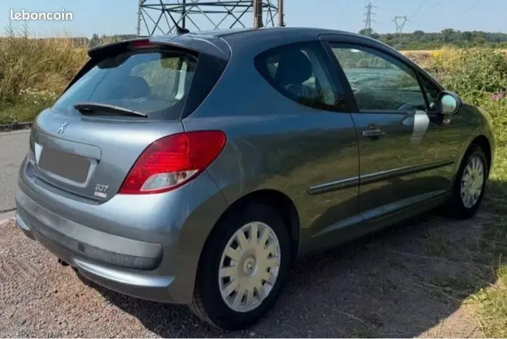 Peugeot 207 2011 photo 2